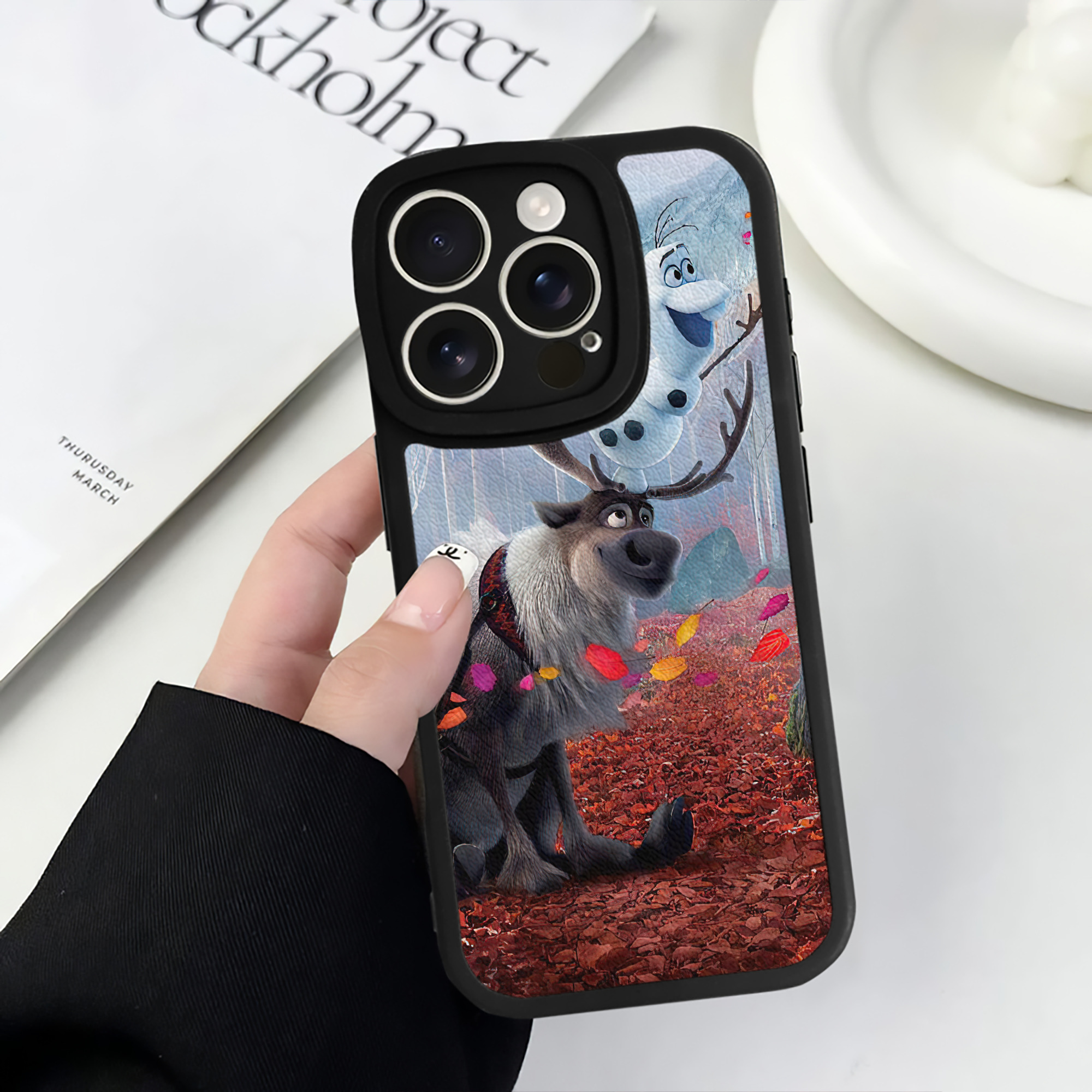 （画像用） アナと雪の女王 アンナ エルサ Frozen Anna Elsa 【iPhone 16シリーズ対応】シリコンスマホケース（レザー調） 材質：シリコン